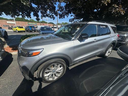 ICONIC SILVER METALLIC 2023 Ford Explorer XLT