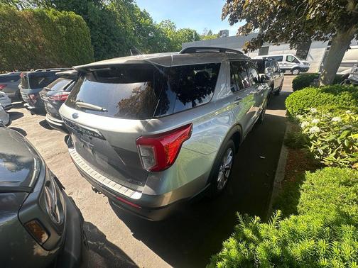 ICONIC SILVER METALLIC 2023 Ford Explorer XLT