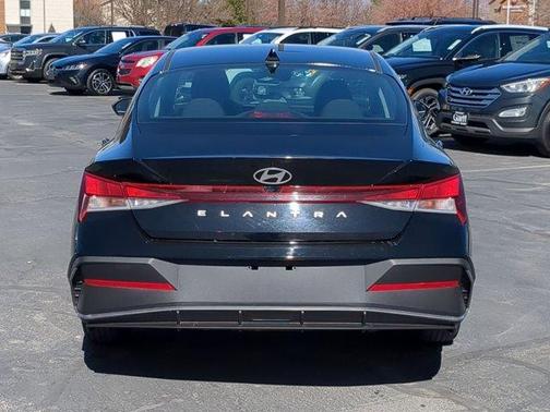 2024 Hyundai ELANTRA SE