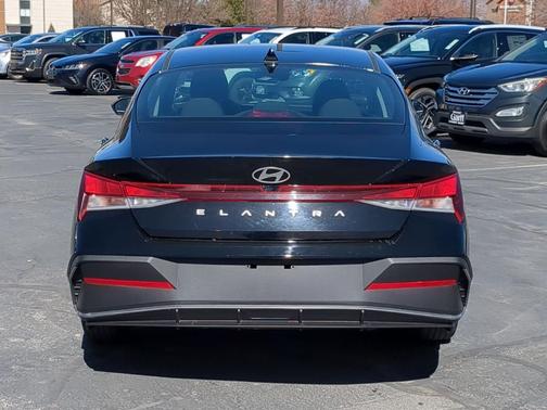 2024 Hyundai ELANTRA SE