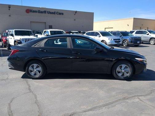 2024 Hyundai ELANTRA SE