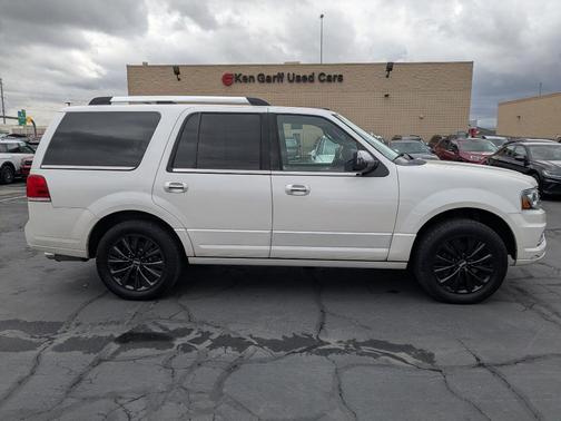 White Platinum 2017 Lincoln Navigator Select