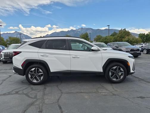 White 2025 Hyundai TUCSON SEL