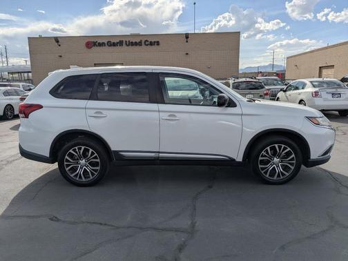 Diamond White Pearl 2017 Mitsubishi Outlander ES