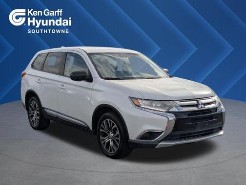 Diamond White Pearl 2017 Mitsubishi Outlander ES