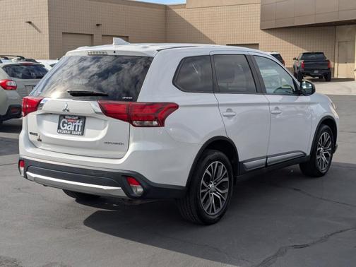 Diamond White Pearl 2017 Mitsubishi Outlander ES