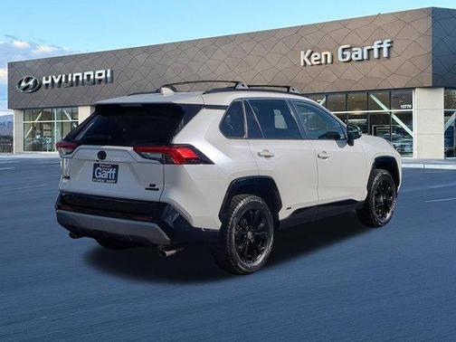 Blizzard Pearl 2022 Toyota RAV4 Hybrid SE