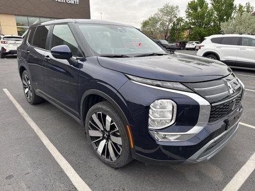 Silver 2025 Mitsubishi Outlander SE