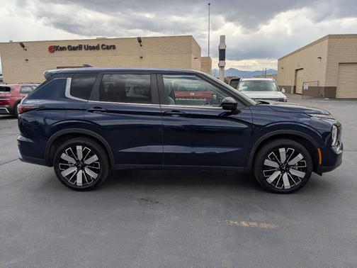Silver 2025 Mitsubishi Outlander SE