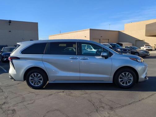 2024 Toyota Sienna LE