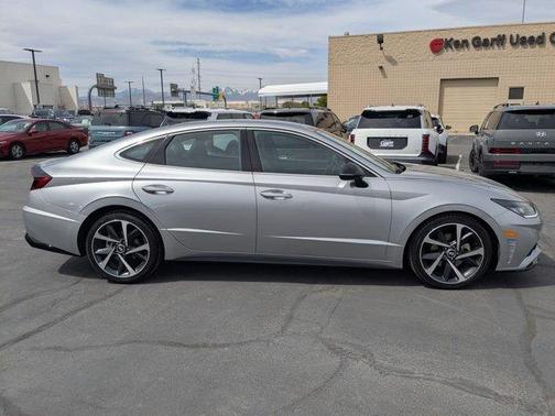 Shimmering Silver Pearl 2022 Hyundai SONATA SEL Plus
