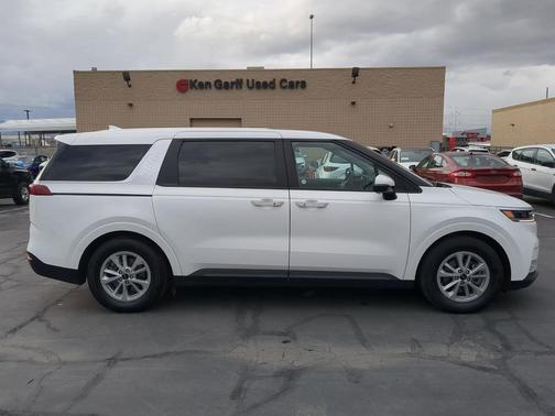 2024 Kia Carnival LX