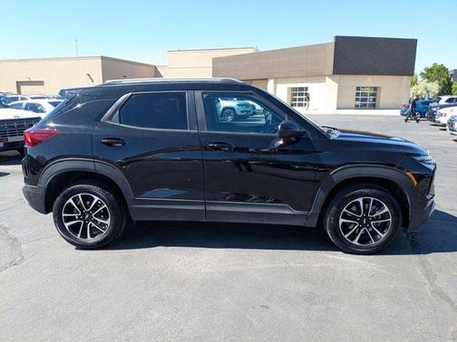 Mosaic Black Metallic 2025 Chevrolet Trailblazer LT