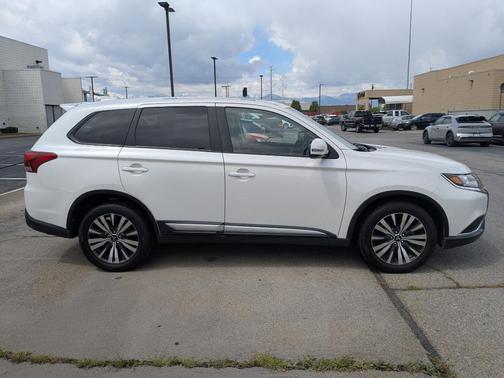 White 2019 Mitsubishi Outlander ES