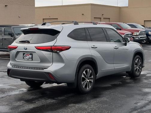 Celestial Silver Metallic 2020 Toyota Highlander Hybrid XLE