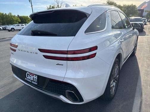 Uyuni White 2025 Genesis GV70 2.5T