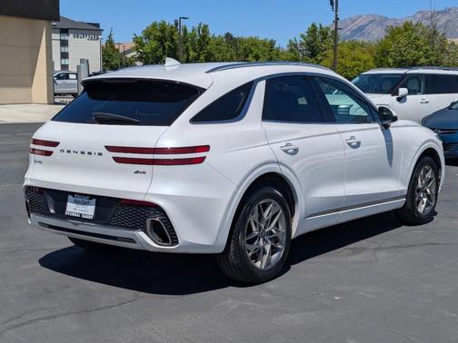 Uyuni White 2025 Genesis GV70 2.5T