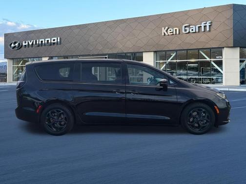 Brilliant Black Crystal Pearlcoat 2022 Chrysler Pacifica Hybrid Touring L