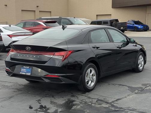 2023 Hyundai ELANTRA SE