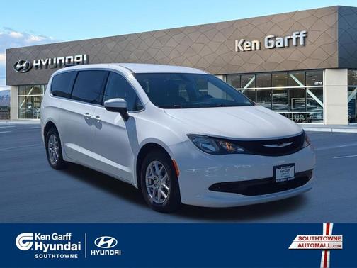 Bright White Clearcoat 2022 Chrysler Voyager LX