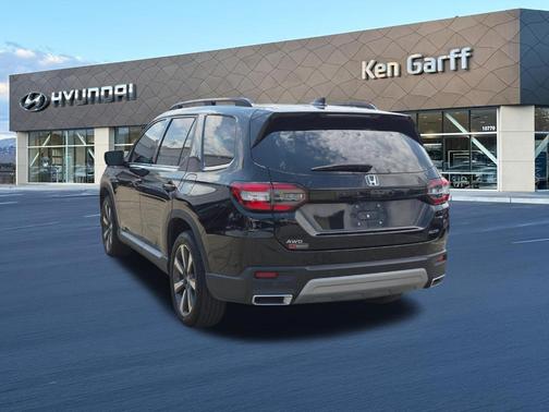 Crystal Black Pearl 2025 Honda Pilot Elite