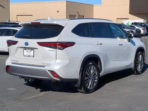 2022 Toyota Highlander Hybrid Platinum