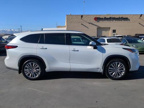 2022 Toyota Highlander Hybrid Platinum