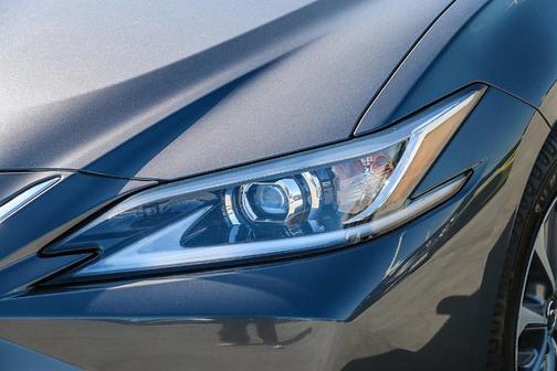 2022 Lexus ES 300h Base