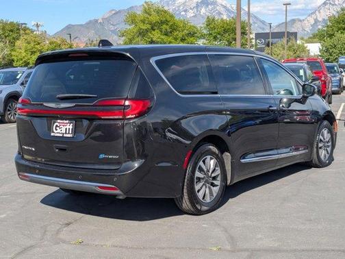 Brilliant Black Crystal Pearlcoat 2023 Chrysler Pacifica Hybrid Limited