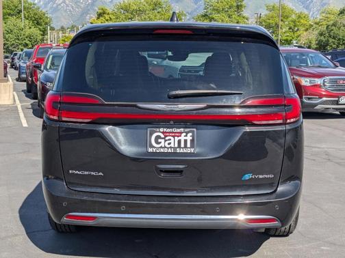 Brilliant Black Crystal Pearlcoat 2023 Chrysler Pacifica Hybrid Limited