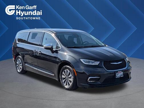 Brilliant Black Crystal Pearlcoat 2023 Chrysler Pacifica Hybrid Limited