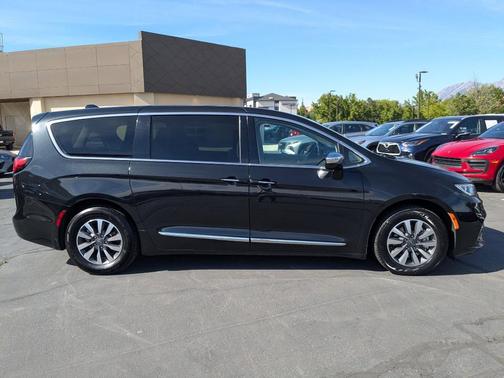 Brilliant Black Crystal Pearlcoat 2023 Chrysler Pacifica Hybrid Limited