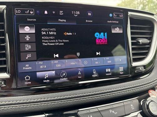 Brilliant Black Crystal Pearlcoat 2023 Chrysler Pacifica Hybrid Limited