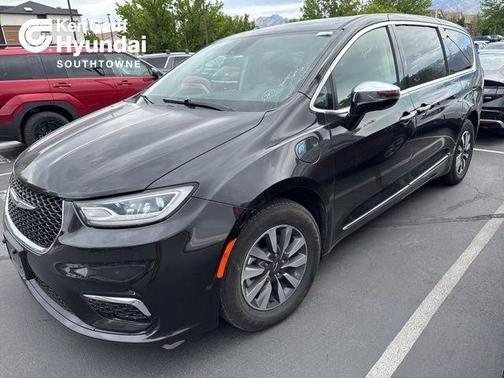 Brilliant Black Crystal Pearlcoat 2023 Chrysler Pacifica Hybrid Limited