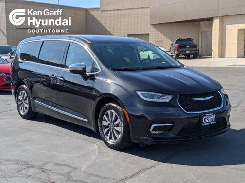 Brilliant Black Crystal Pearlcoat 2023 Chrysler Pacifica Hybrid Limited