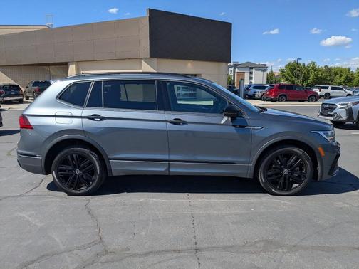 Platinum Gray Metallic 2022 Volkswagen Tiguan 2.0T SE R-Line Black