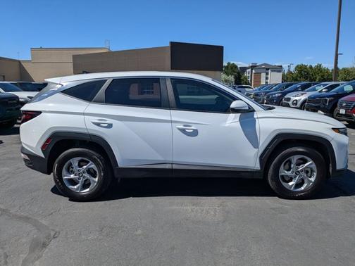 White 2024 Hyundai TUCSON SE