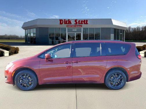 Velvet Red Pearlcoat 2020 Chrysler Pacifica L