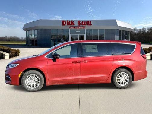 Red Hot Pearlcoat 2026 Chrysler Pacifica L
