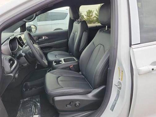 Bright White Clearcoat 2026 Chrysler Pacifica L