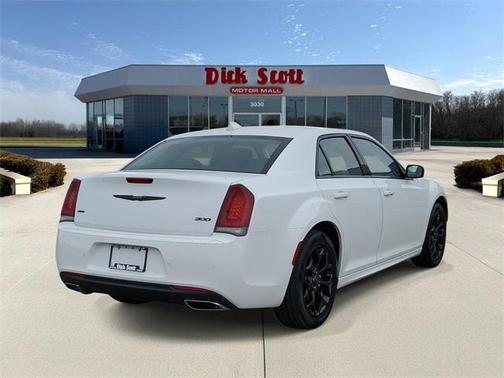2022 Chrysler 300 Touring