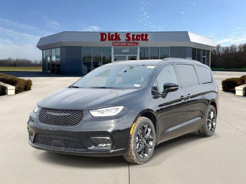 Diamond Black Crystal Pearlcoat 2026 Chrysler Pacifica L
