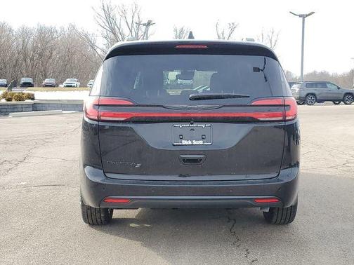 Diamond Black Crystal Pearlcoat 2026 Chrysler Pacifica L