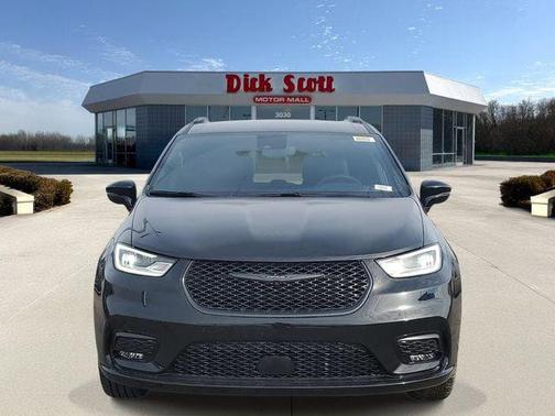 Diamond Black Crystal Pearlcoat 2026 Chrysler Pacifica L