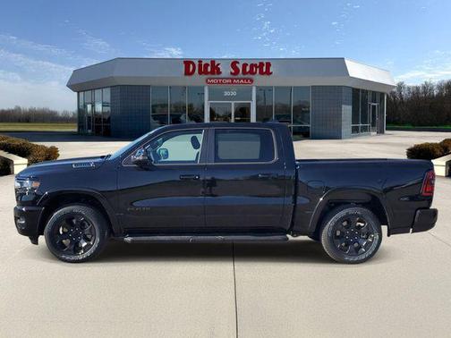 Diamond Black Crystal Pearlcoat 2026 RAM 1500 Big Horn/Lone Star