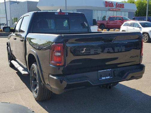 Diamond Black Crystal Pearlcoat 2026 RAM 1500 Big Horn/Lone Star