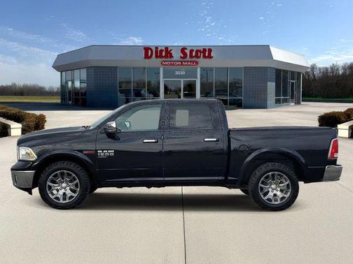 Diamond Black Crystal Pearlcoat 2019 RAM 1500 Laramie