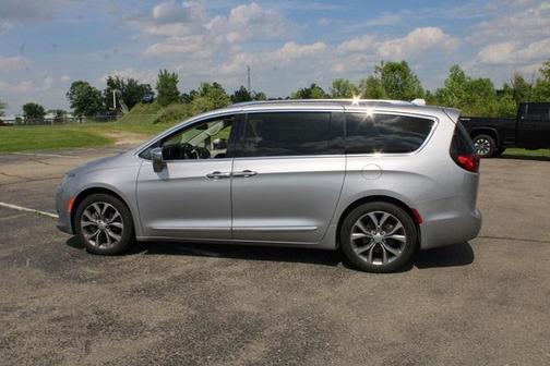 Photo 5 of 33 of 2019 Chrysler Pacifica Limited