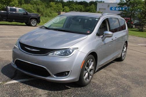 Photo 3 of 33 of 2019 Chrysler Pacifica Limited