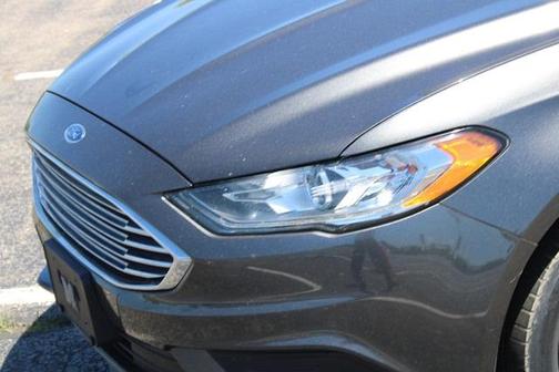 Photo 4 of 30 of 2017 Ford Fusion Hybrid SE